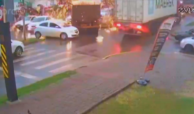Caos em Chapecó: Colisão entre veículos gera chuva de faíscas e pânico