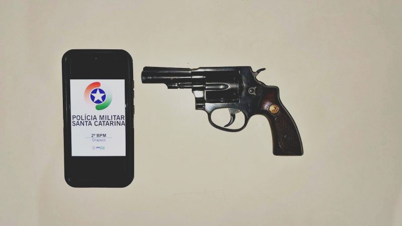 Arma de fogo foi apreendida após motorista dar arrancada brusca no carro 