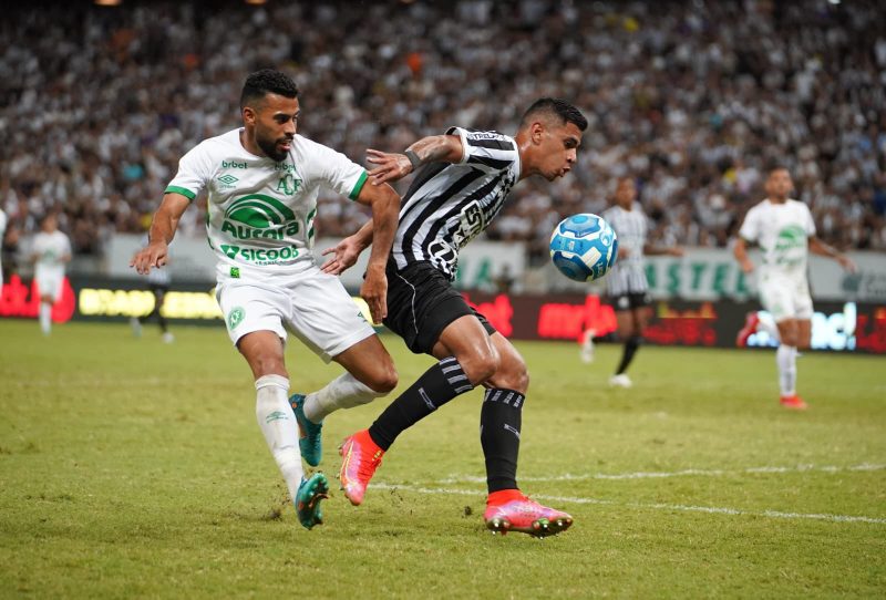 Kaio Mendes [da Chapecoense] sofreu grave lesão no final da partida diante do Ceará 