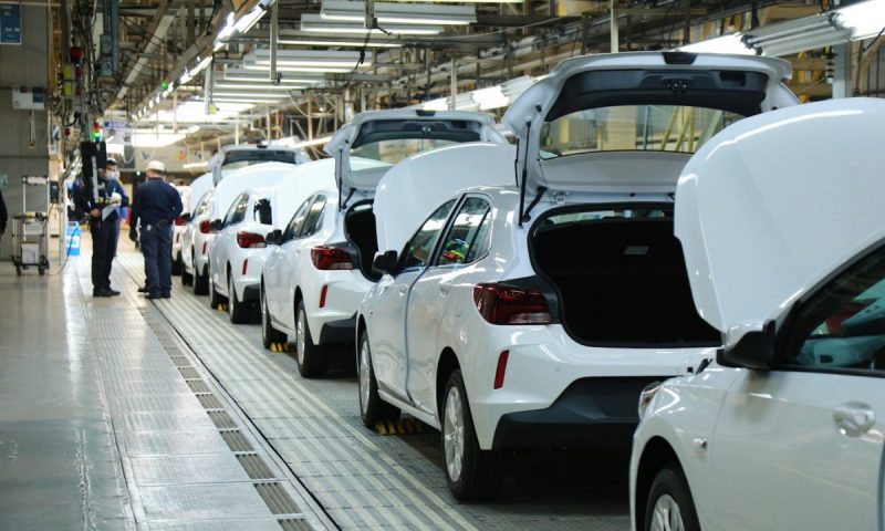 Imagem mostra fábrica de carros novos, que foi fator para diminuir a inflação em Florianópolis