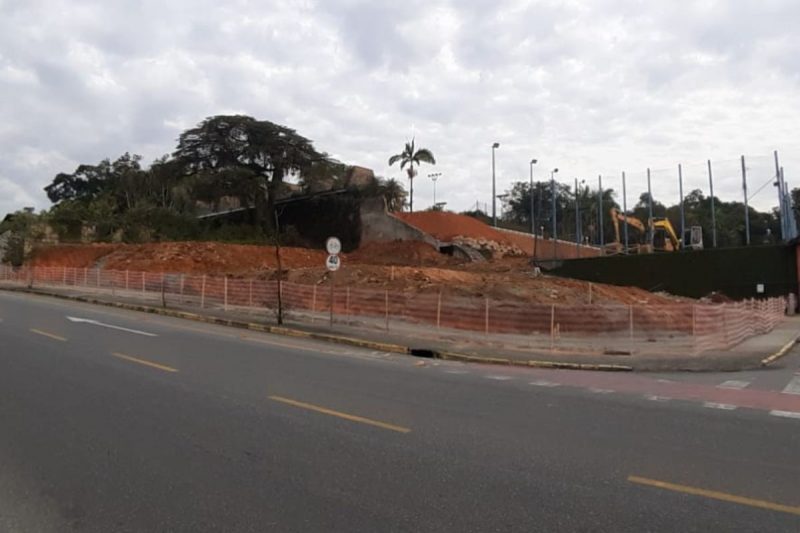 &Aacute;rea que receber&aacute; primeiro edif&iacute;cio est&aacute; sendo aterrada – Foto: Gladionor Ramos/ND