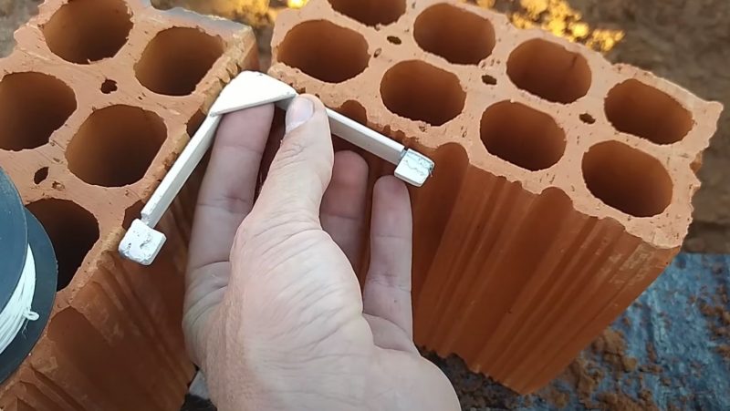 Pedreiro mostra o que a ferramenta faz