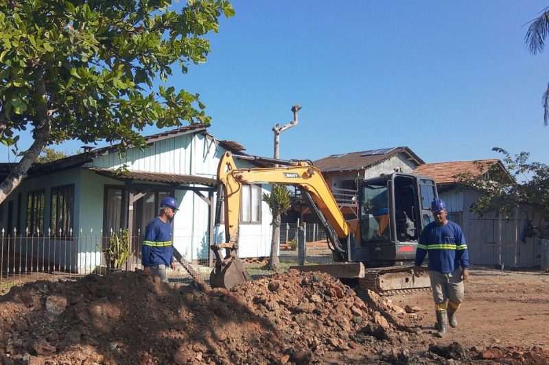 Equipe instalam tubulações na Vigorelli, em Joinville