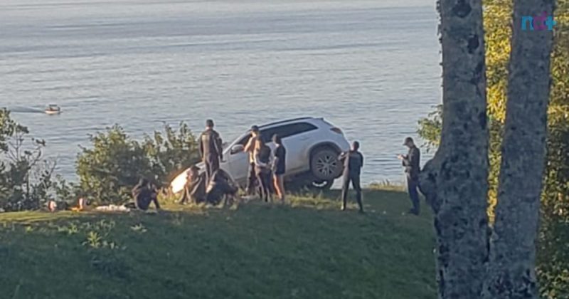 Carro ficou com a frente destruída 