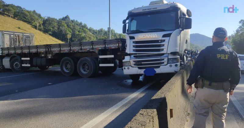 Faixas da BR-101 ficaram bloqueadas após carreta "fazer o L"