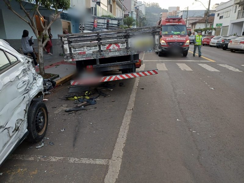 Motorista foi prensado por caminhão que estava parado na via. 