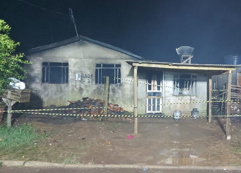 O homem morreu no incêndio. 