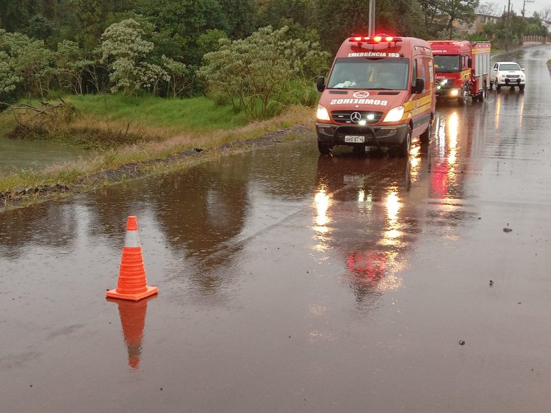 Os bombeiros atenderam as vítimas após a família cair em um açude.