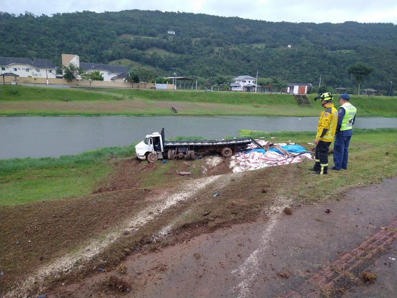 caminhão tombou na cabeceira da ponte