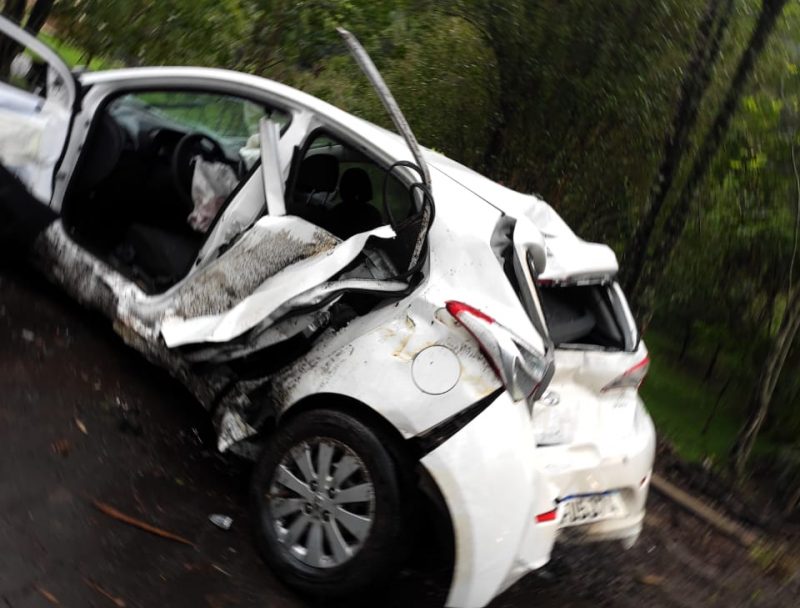 Carro ficou destru&iacute;do devido ao impacto. – Foto: Corpo de Bombeiros Militar/Divulga&ccedil;&atilde;o/ND