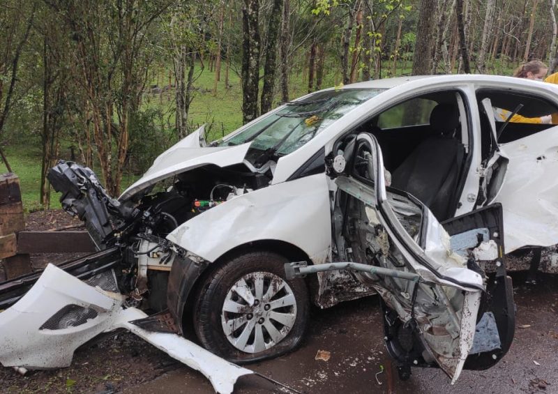 carro ficou destruído 