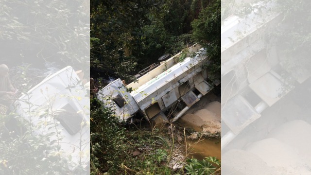 O caminhão caiu após sair da pista. 