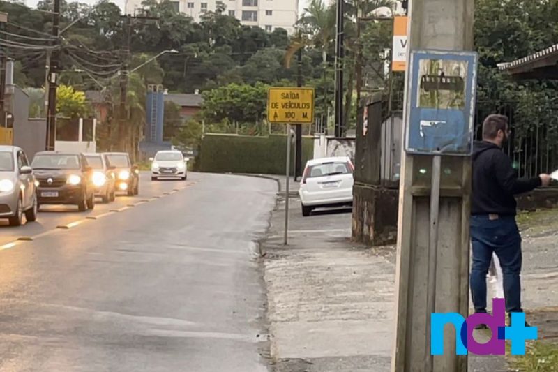 Local onde a criança foi atropelada, na rua Guilherme, em Joinville
