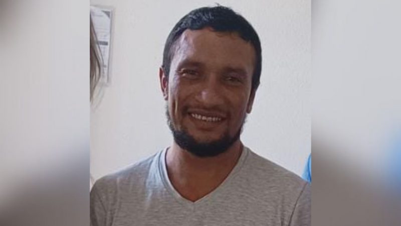 Pescador resgatado de barco que emborcou