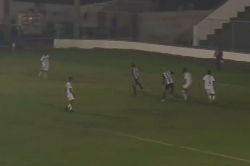 Meia fez gola&ccedil;o para garantir a vit&oacute;ria do time na S&eacute;rie D – Foto: Reprodu&ccedil;&atilde;o/Twitter