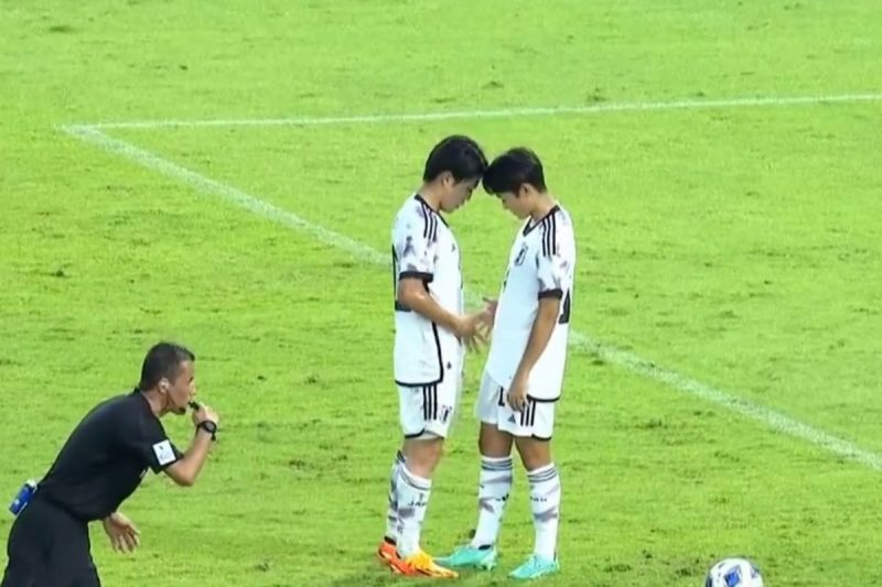 Jogadores do Japão usaram a brincadeira pedra, papel e tesoura para decidir o cobrador