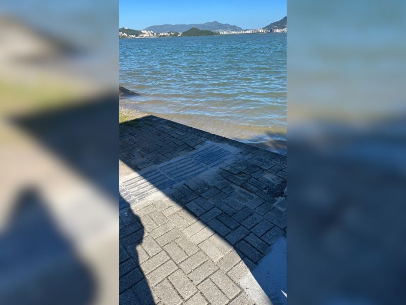 Piso tátil em Cacupé "desemboca" na água em Florianópolis 