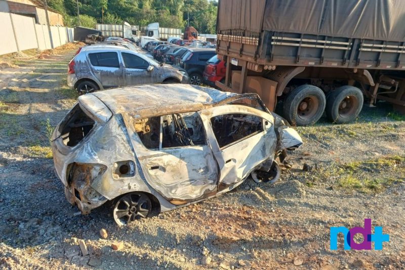 Ve&iacute;culo que estava na contram&atilde;o foi destru&iacute;do pelas chamas – Foto: Lincoln Pradal/ND