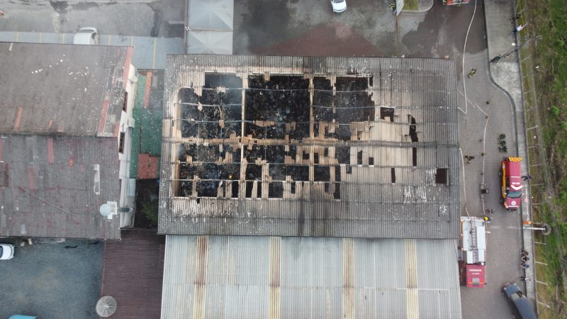 Incêndio em complexo de Blumenau é combatido por bombeiros 