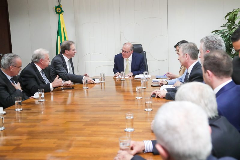 Presidente da Fiesc e empres&aacute;rio reunidos com Geraldo Alckmin, vice-presidente e Ministro do Desenvolvimento – Foto: Gustavo Moreno/CNI/ND