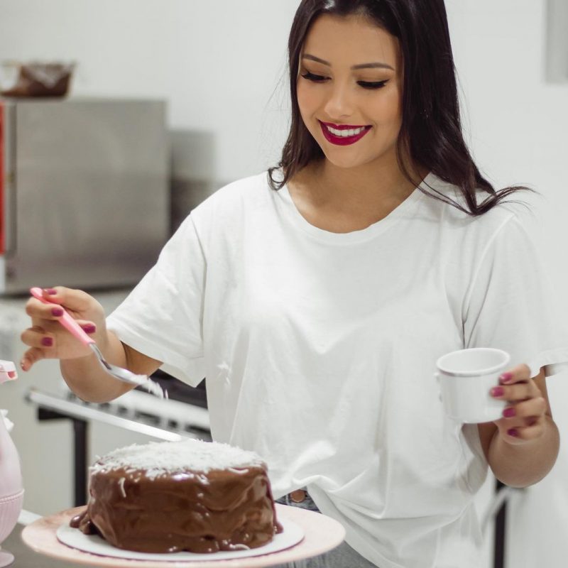 E assim, diante de uma vitrine repleta de iguarias tentadoras, a confeitaria se revela como uma galeria onde o sabor brinca com a est&eacute;tica – Foto: Arquivo Pessoal Lisa Derner/Cedido/ND