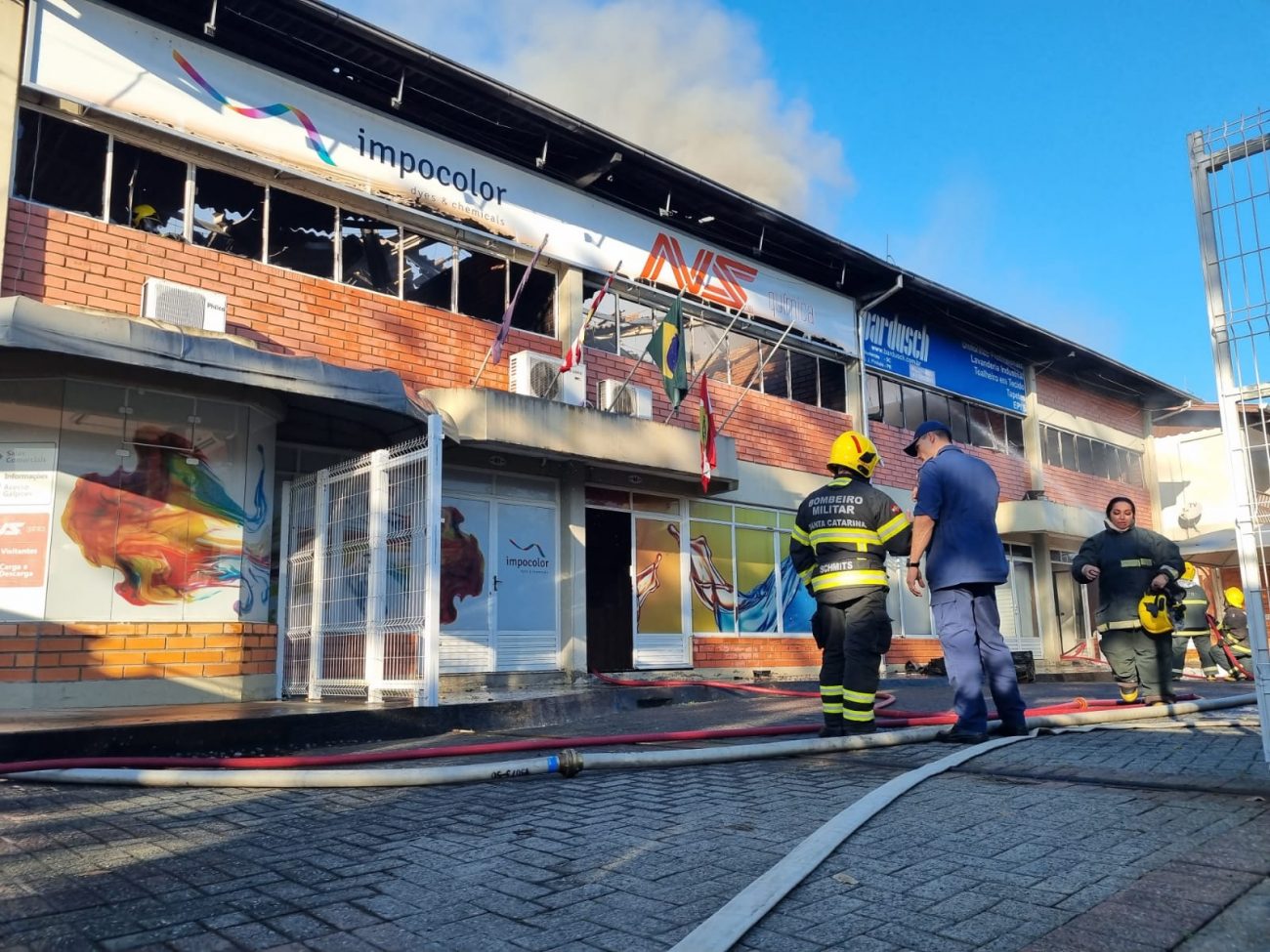 Empresa de tecidos pega fogo em Navegantes