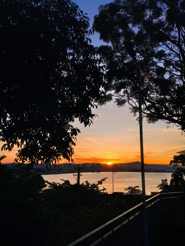 Confira 6 locais imperdíveis para assistir ao pôr do Sol e ao nascer da Lua em Florianópolis