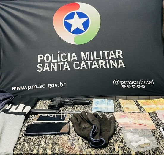 Segundo a polícia, um dos agentes teria colocado a arma na cabeça de uma das funcionárias da farmácia durante o assalto em São Bento do Sul.