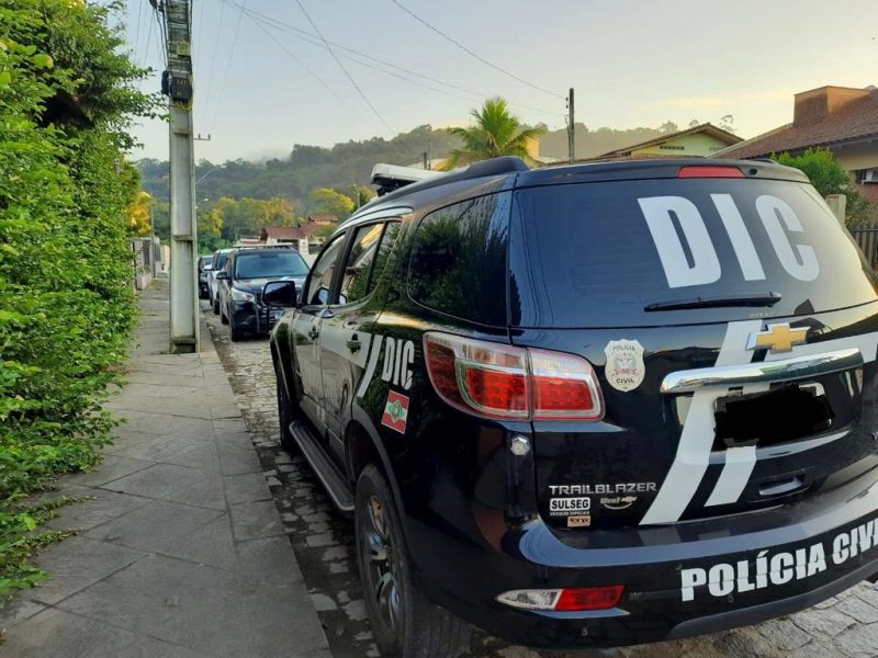 Mulher é presa em Brusque 