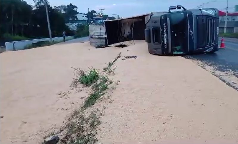 Acidente tumultuou tr&acirc;nsito na manh&atilde; desta quinta-feira (22) pr&oacute;ximo ao km 70 da rodovia – Foto: Imagens cedidas/Cristiano Silva/R&aacute;dio Menina Blumenau/Divulga&ccedil;&atilde;o/ND