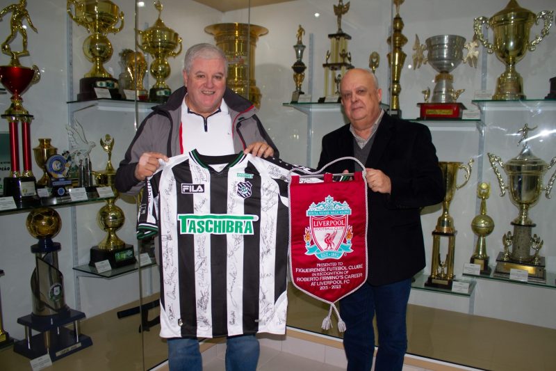 Figueirense recebe flâmula do Liverpool, da Inglaterra 