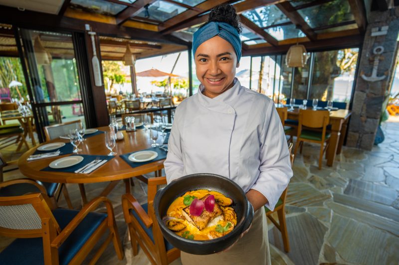 Chef Maria Garcia, do Jard&iacute;n del Mar, mostra a moqueca descontru&iacute;da com camar&atilde;o, lula e mariscos grelhados – Foto: Heitor Pergher/ND