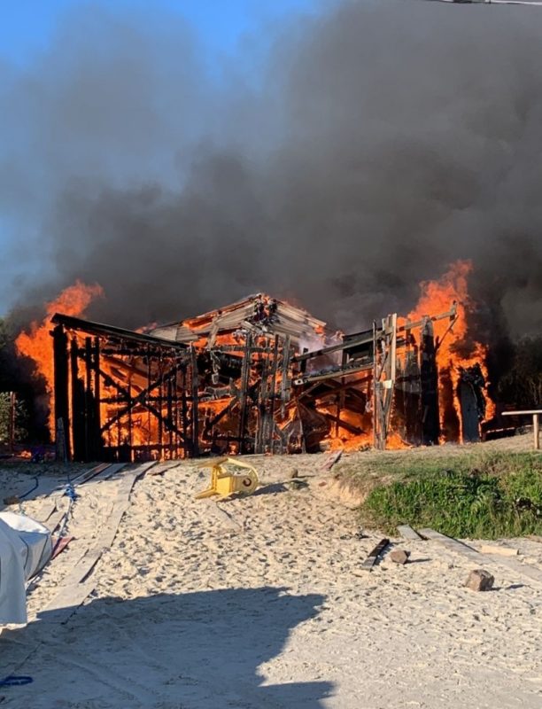 Rancho de pescadores pega fogo nos Ingleses, na manh&atilde; desta segunda-feira (26) – Foto: Reprodu&ccedil;&atilde;o/ND