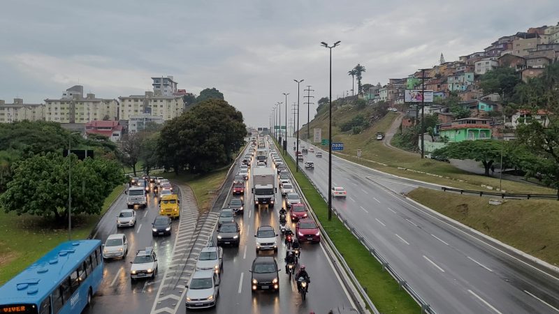 Trânsito intenso e com bastante lentidão para se deslocar ao Centro de Florianópolis pela Via Expressa nesta terça