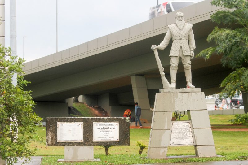 Est&aacute;tua fica ao lado de elevado, no aterro da Ba&iacute;a Sul – Foto: L&eacute;o Munhoz/ND