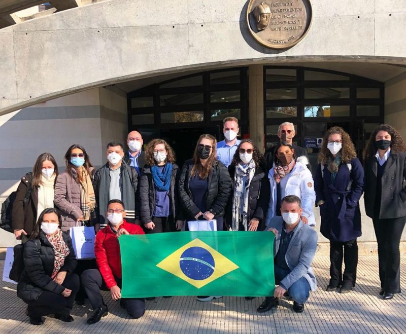 Grupo de alunos catarinenses do mestrado em administra&ccedil;&atilde;o na dupla titula&ccedil;&atilde;o com a Universidade de Alicante, na Espanha – Foto: Arquivo pessoal/Divulga&ccedil;&atilde;o