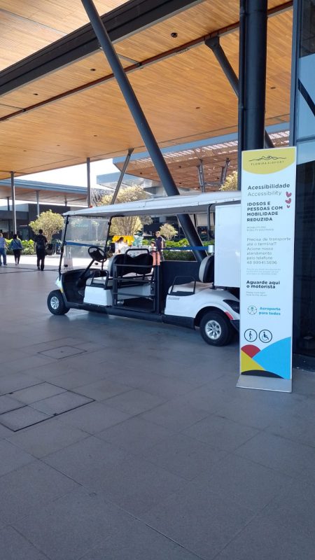 Carrinho disponibilizado pelo aeroporto e que leva passageiros &agrave; &aacute;rea de embarque – Foto: Divulga&ccedil;&atilde;o/ND
