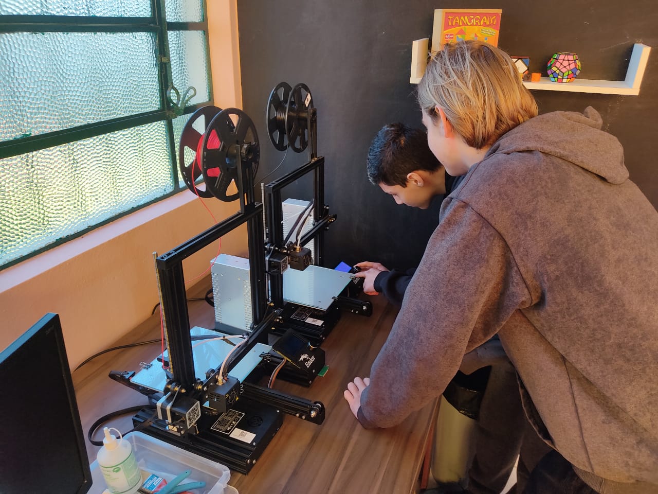 Estudantes manuseando a impressora 3D - EEB Frederico Hardt/Divulgação/ND
