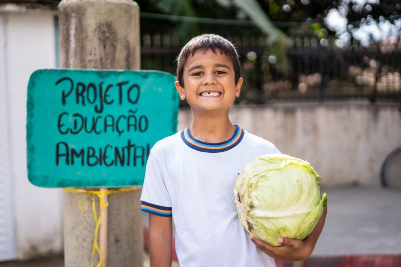 É na horta escolar que as crianças entendem a importância do cuidado com a natureza