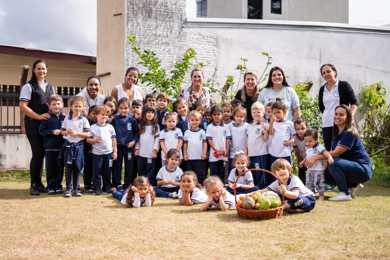 Profissionais e crianças que fazem parte da horta escolar no Centro Municipal de Educação Infantil (CMEI) Professora Rosana Fátima Gaya Barreto