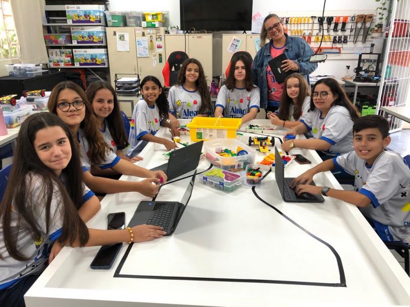 Turma se reúne no contraturno escolar para desenvolver habilidades digitais. 