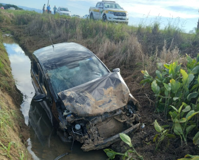 Motorista de VW/Fox morreu ap&oacute;s perder o controle do ve&iacute;culo e ficar submerso – Foto: PMRv/Divulga&ccedil;&atilde;o/ND