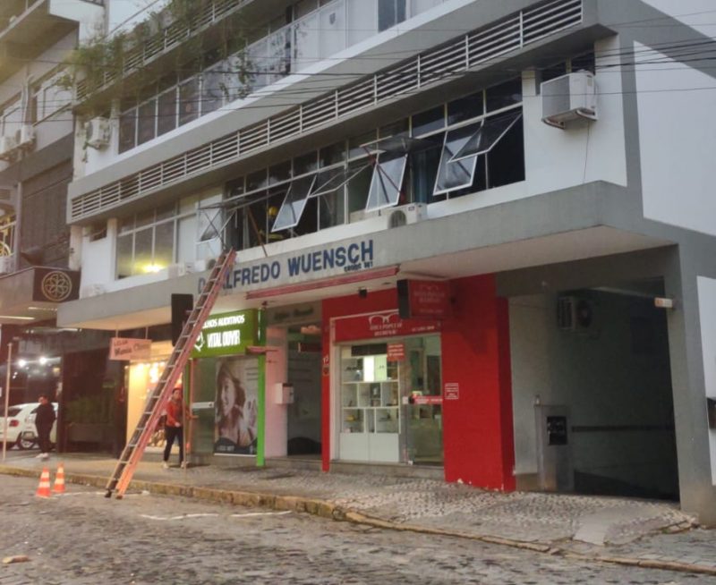 Segundo os bombeiros militares, as causas do incêndio ainda serão investigadas 