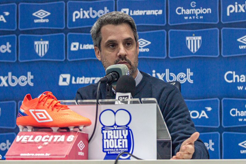 Eduardo Freeland foi apresentado pelo Le&atilde;o nesta segunda-feira – Foto: Leandro Boeira/Ava&iacute; F.C/ND