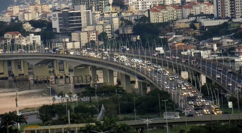 Trânsito intenso na principal ligação do continente com o Centro de Florianópolis.