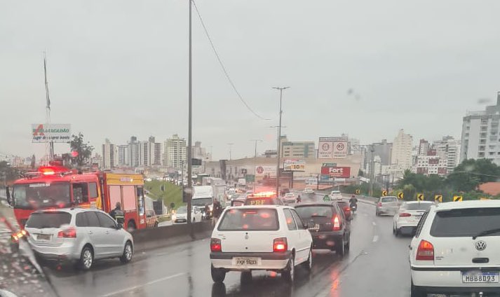 Trânsito intenso em ambos os sentidos da BR-101, em São José, na Grande Florianópolis.