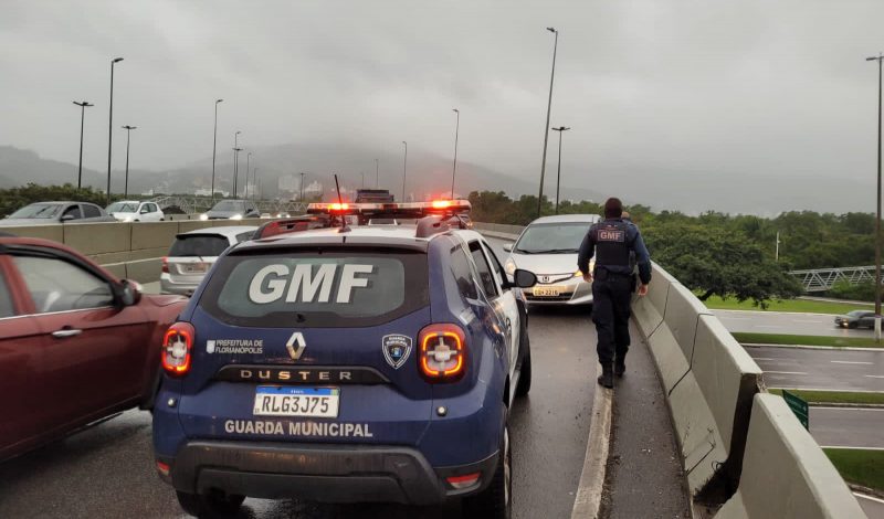 Trânsito intenso no Elevado do Cic, em direção aos bairros de Florianópolis. Condutora acabou rodando na pista.