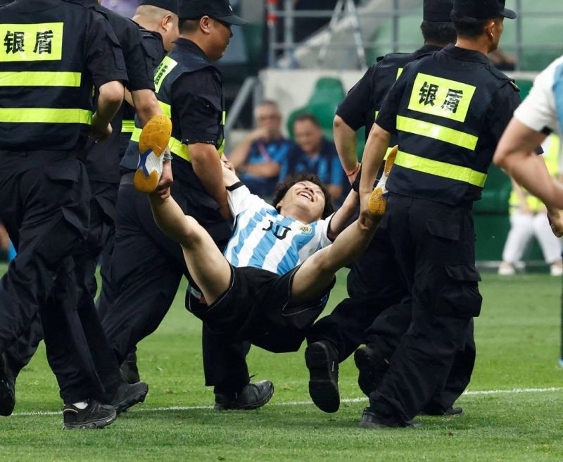 Torcedor invadiu campo para abraçar Messi