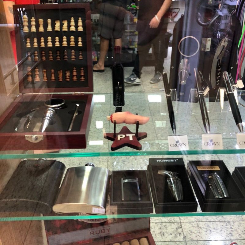 Venda da réplica do dedo amputado de Lula é um ato de incitação ao ódio, diz PT