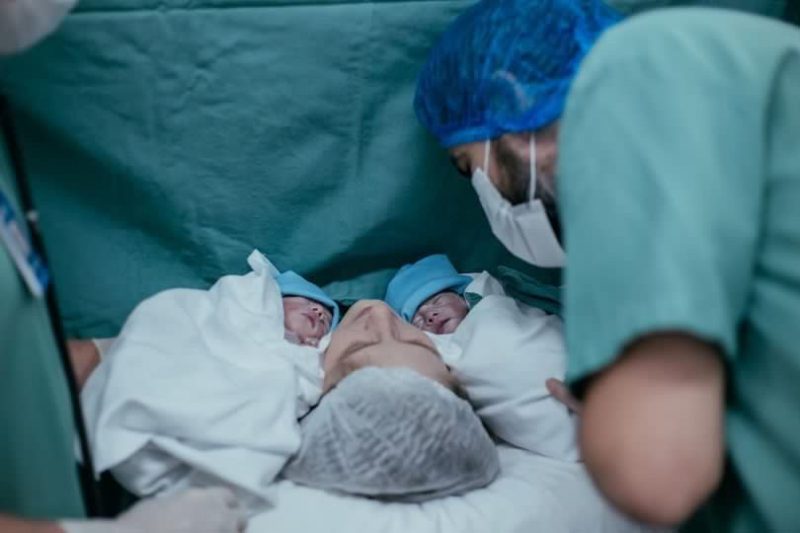 &lsquo;Um dos dias mais emocionantes’: nascimento raro de g&ecirc;meo empelicado ocorre em Blumenau – Foto: Polyfotografias/Arquivo Pessoal/Reprodu&ccedil;&atilde;o ND